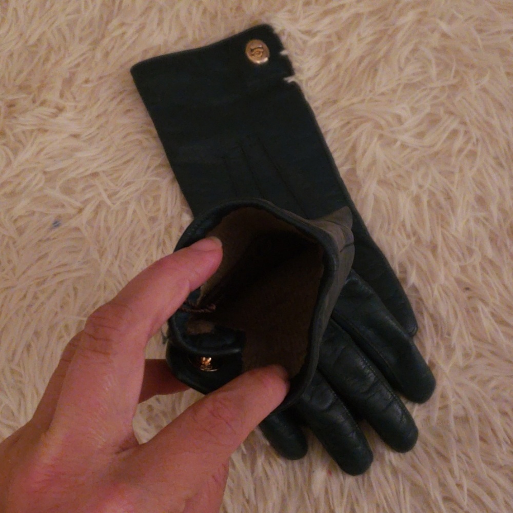 Coach Turnlock Leather Glove - Picture 3 of 3